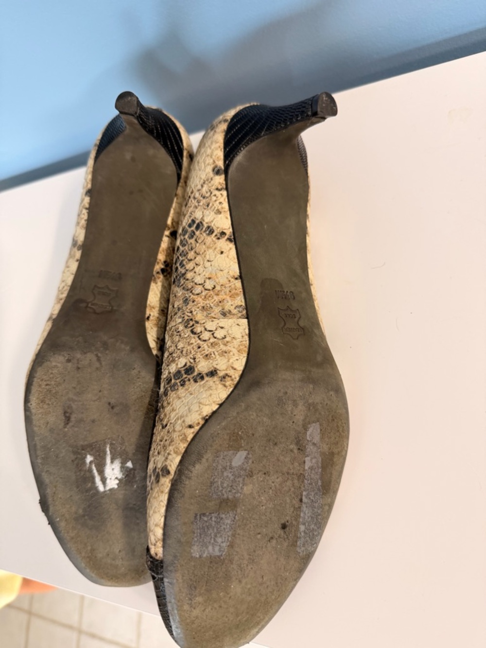 Tory Burch Snakeskin Cap Toe Heels | Gold Logo | Size 9.5M - Picture 6 of 10